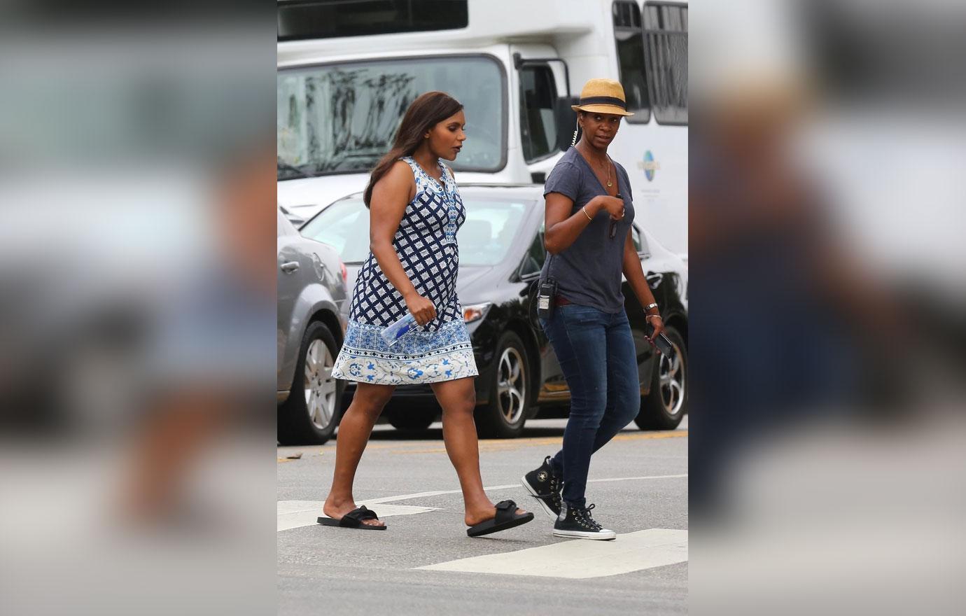 mindy kaling baby bump mindy project pics 04