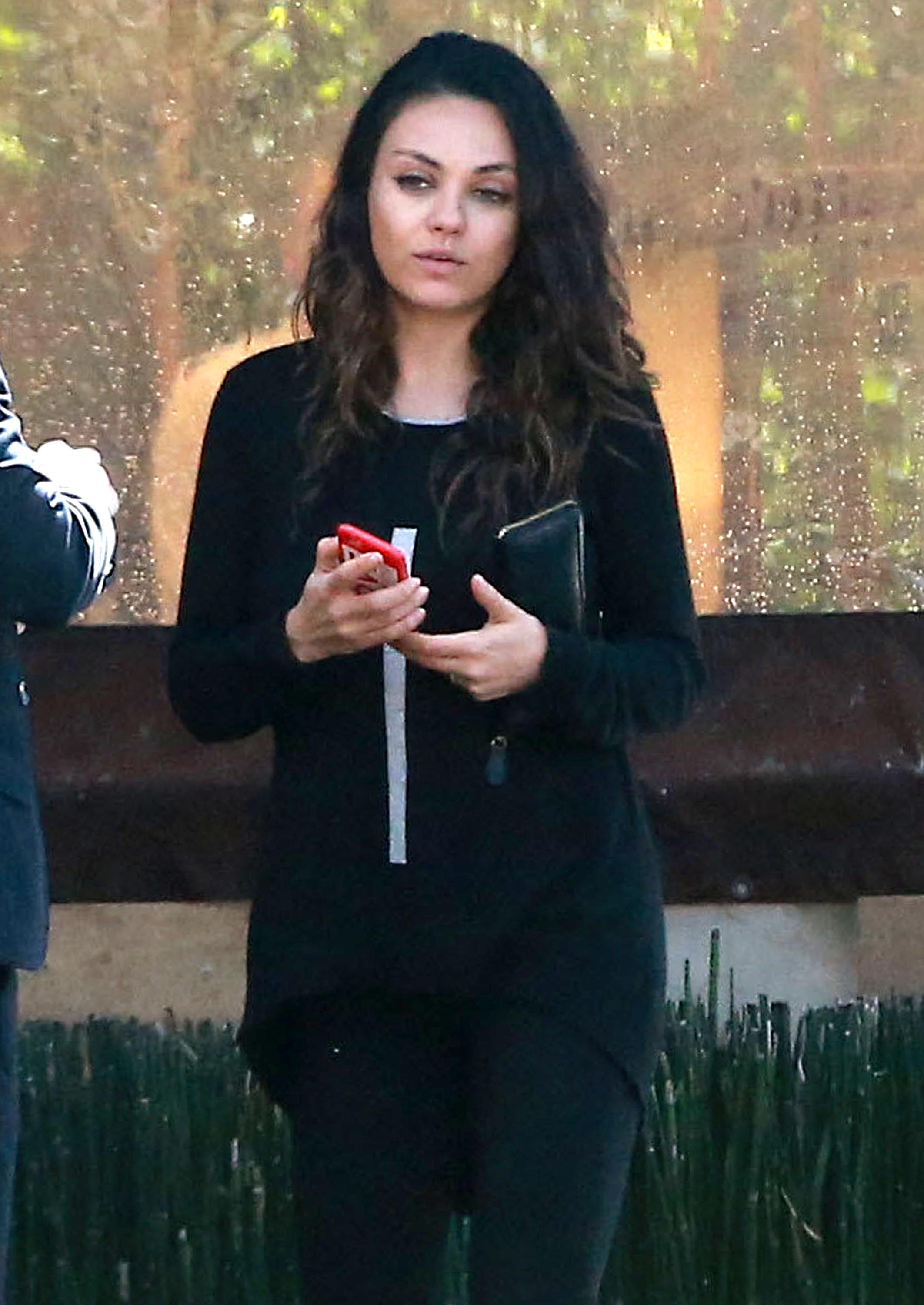 Exclusive&#8230; Mila Kunis Out For Lunch With Friends