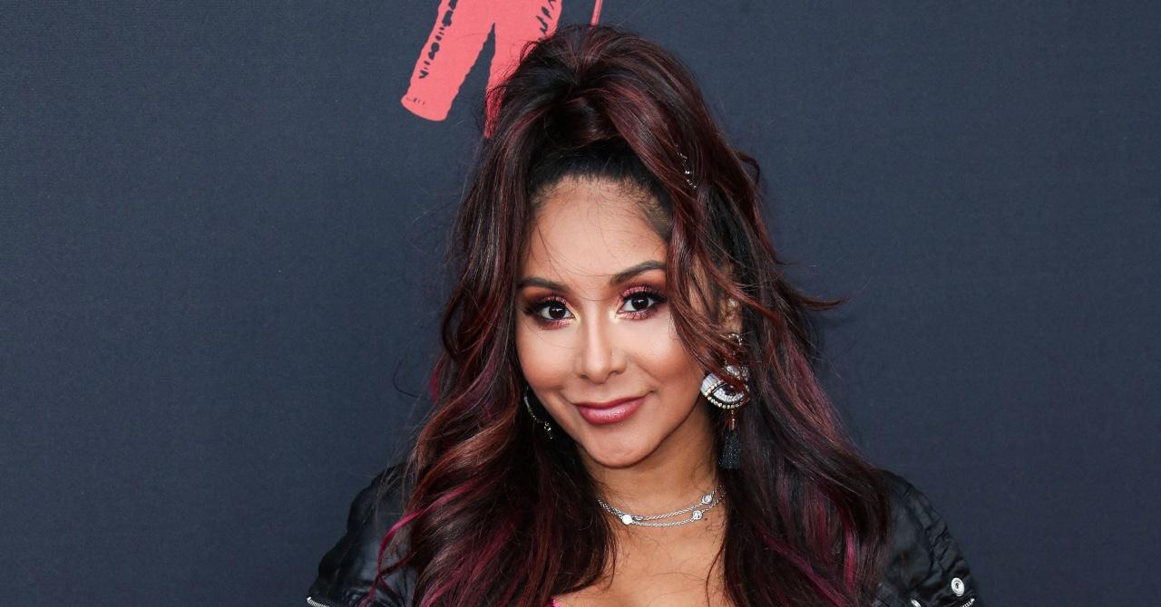 Italian style is NOT rubbing off on her! Snooki strolls through