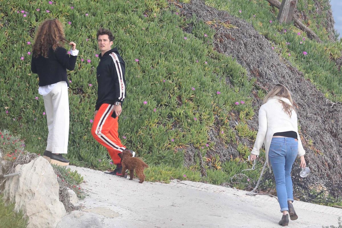 *EXCLUSIVE* Orlando Bloom gets chatty with female friends in Malibu