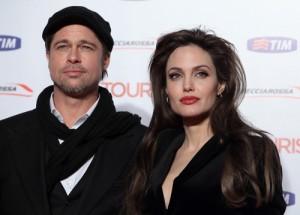 2010__12__pitt_jolie_dec15_283 300&#215;215.jpg