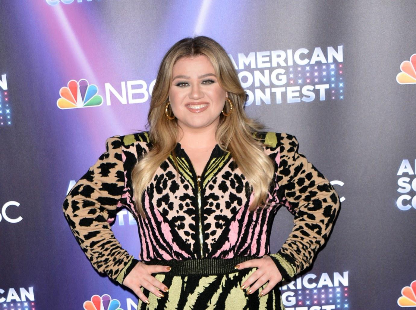 Kelly Clarkson Wore a Football Jersey Dress ﻿﻿to Host the 12th Annual NFL  Honors