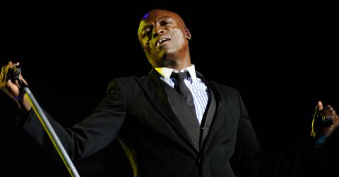 Seal performing