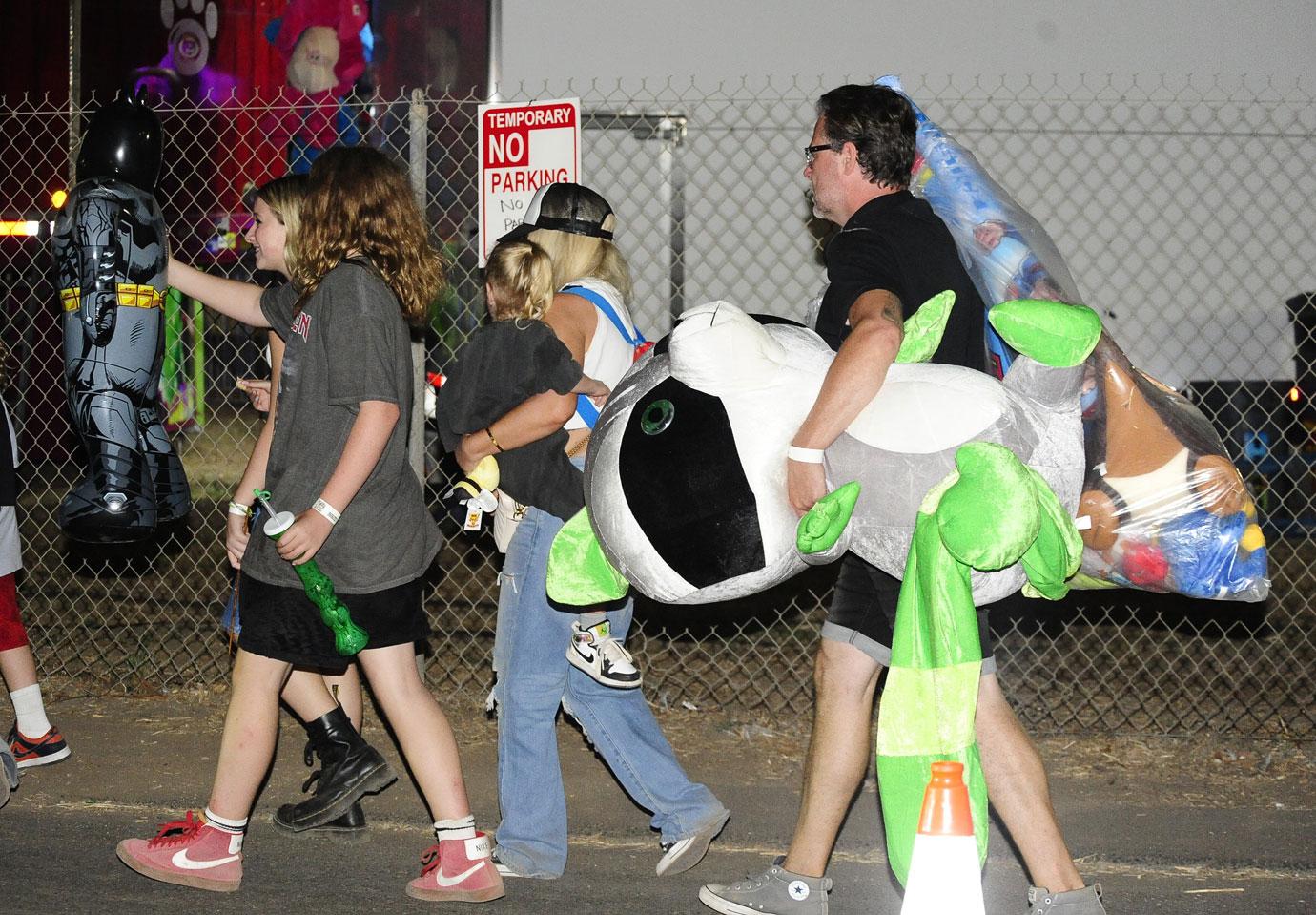 tori spelling and dean mcdermott and children at mailbu chili cook off