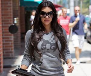 2010__08__Kim_Kardashian_Aug2_main 300×263.jpg