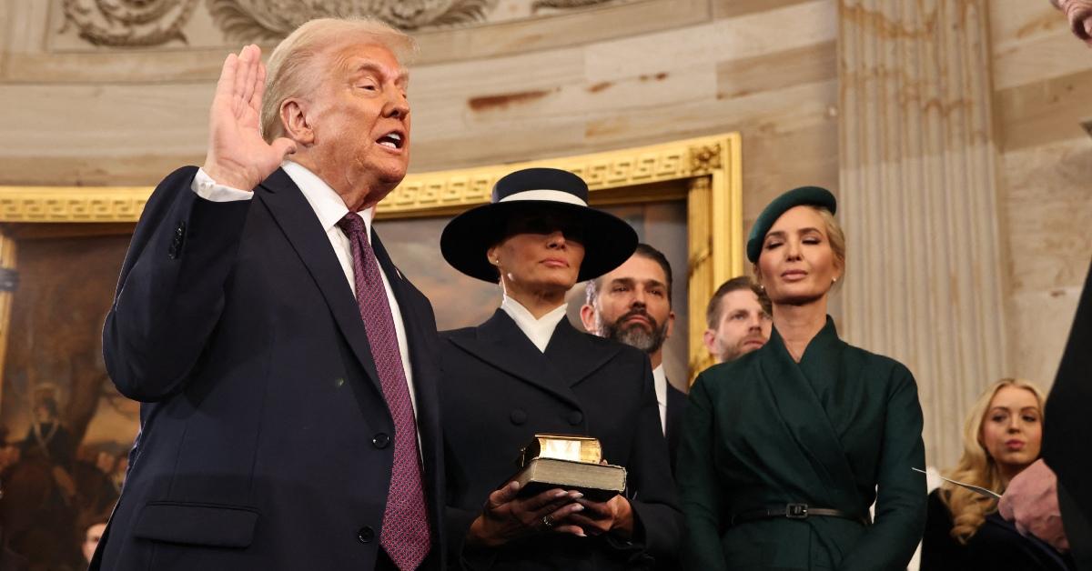 donald trump called out not touching bible taking oath office