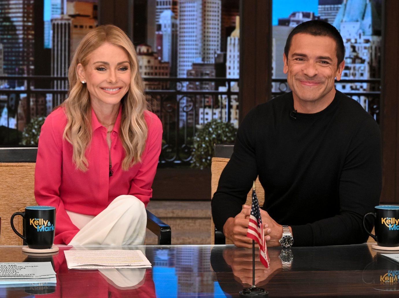 kelly ripa criticizes mark consuelos taking son hooters playdate