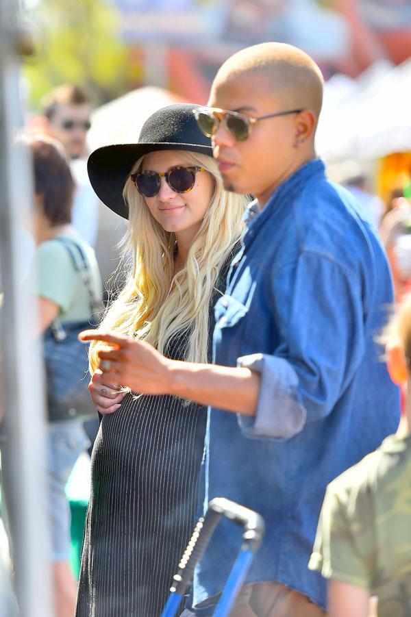 Pregnant ashlee simpson kisses evan ross 06