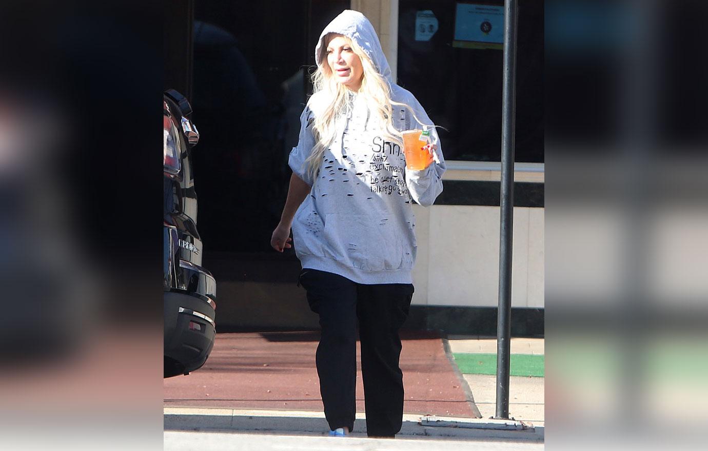 tori spelling leaves hair salon with fresh blonde locks while impending divorce looms photos