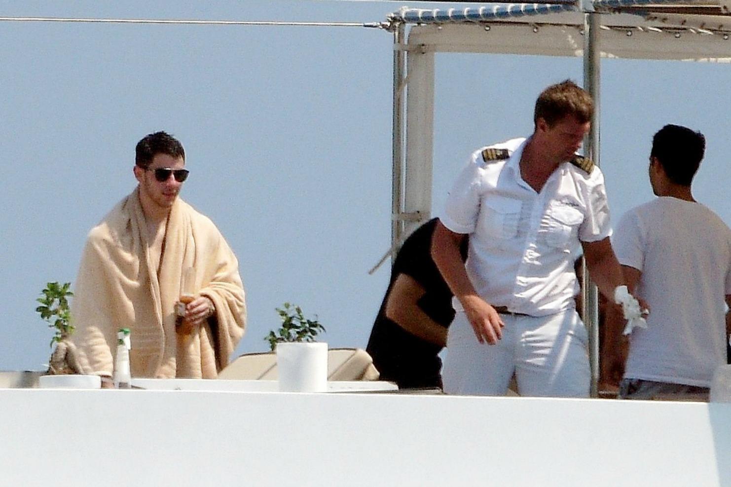 Nick Joe Jonas Shirtless Abs Yacht Photos 02