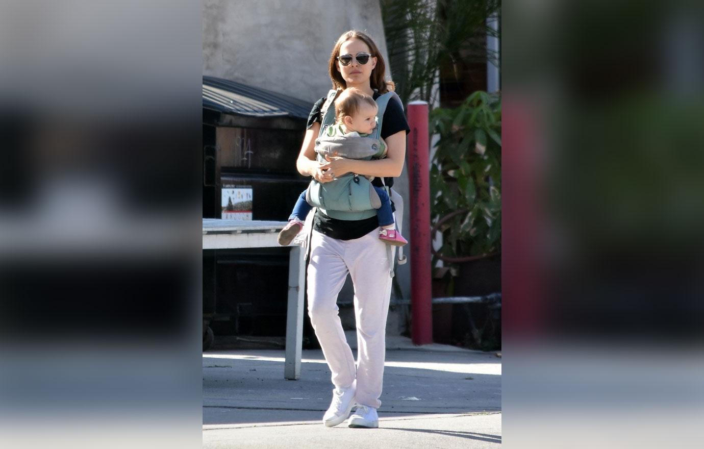 Natalie portman juggling coffee baby snack 1