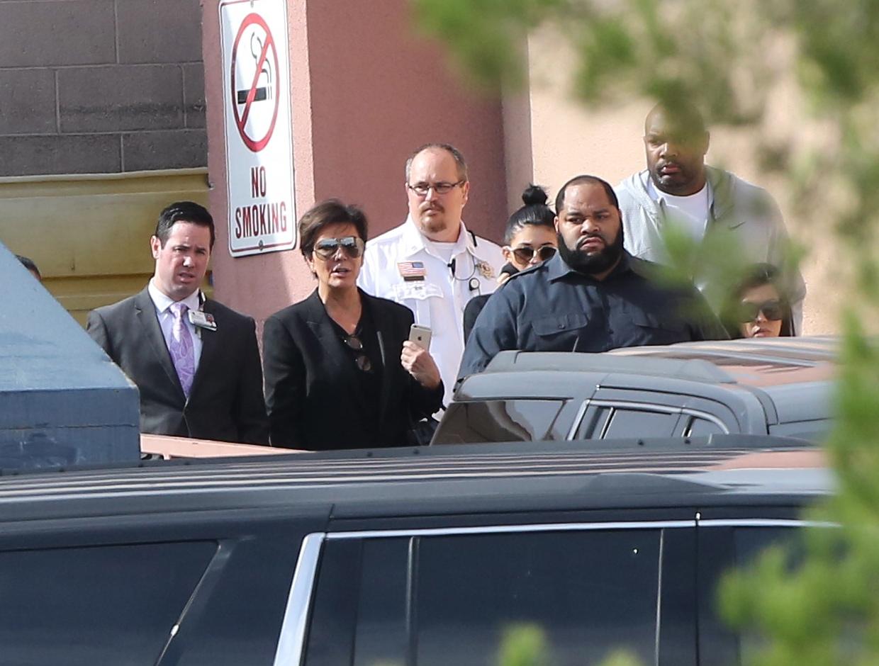 INF &#8211; The Jenners &amp; Kardashians Leave The Hospital After Visiting Lamar Odom