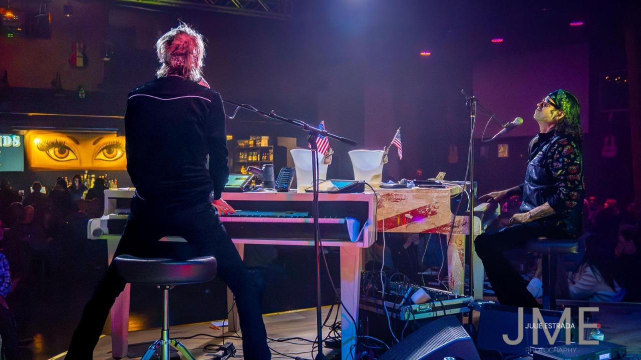 the power of presence the killer dueling pianos turns live music into shared memories