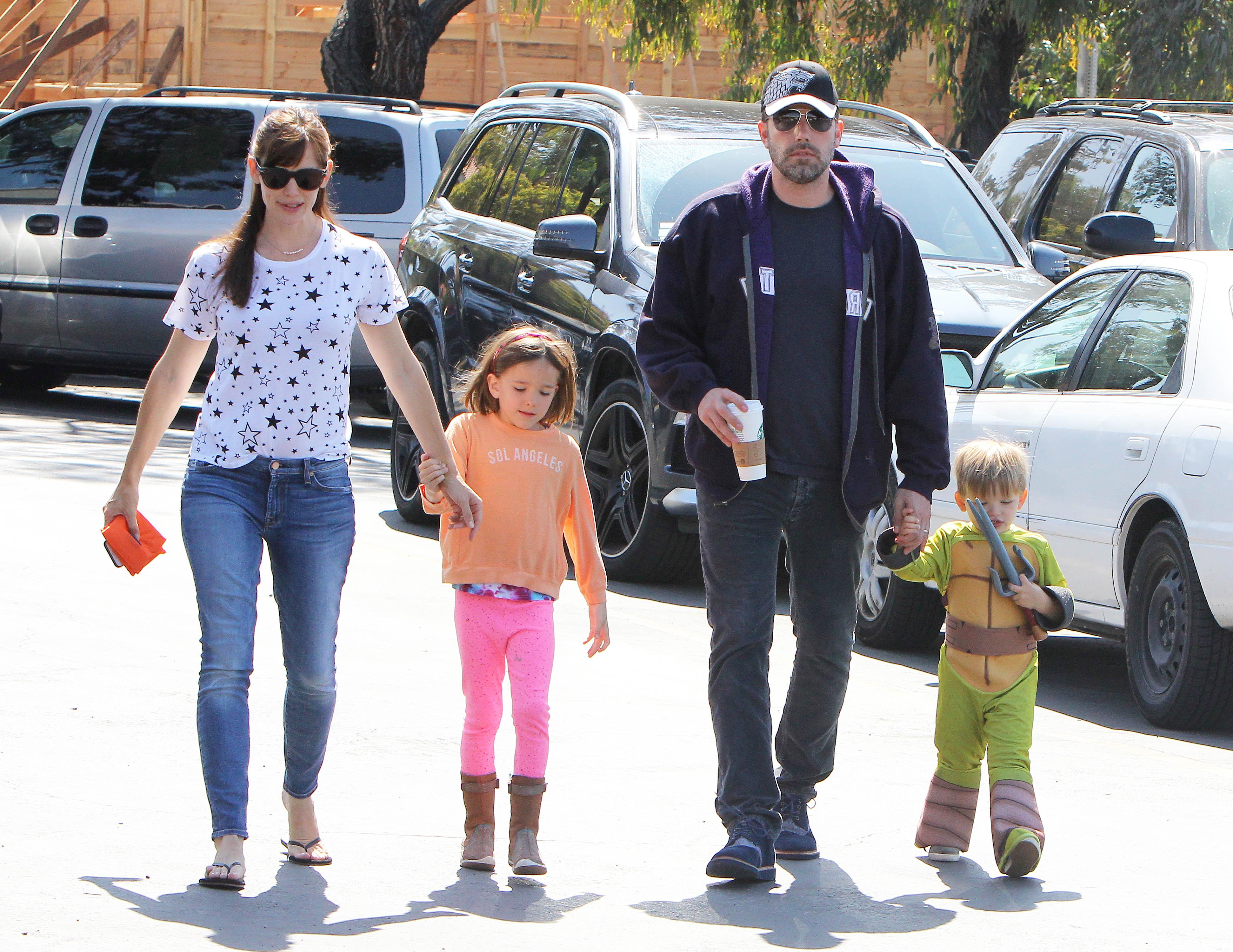 Ben Affleck &amp; Jennifer Garner Visit The Farmer&#8217;s Market With Their Children