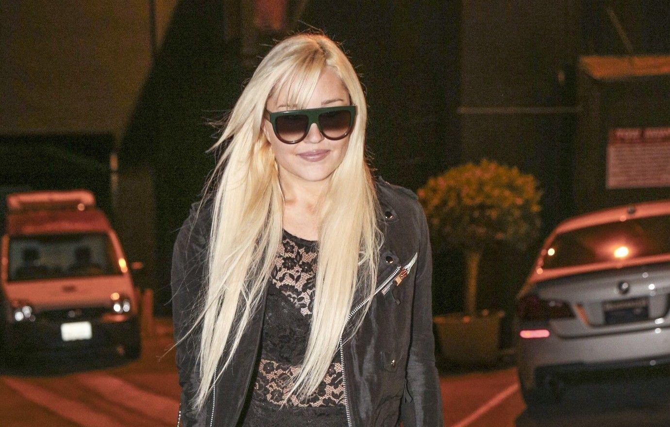 Amanda Bynes walks around New York City with blue scarf covering