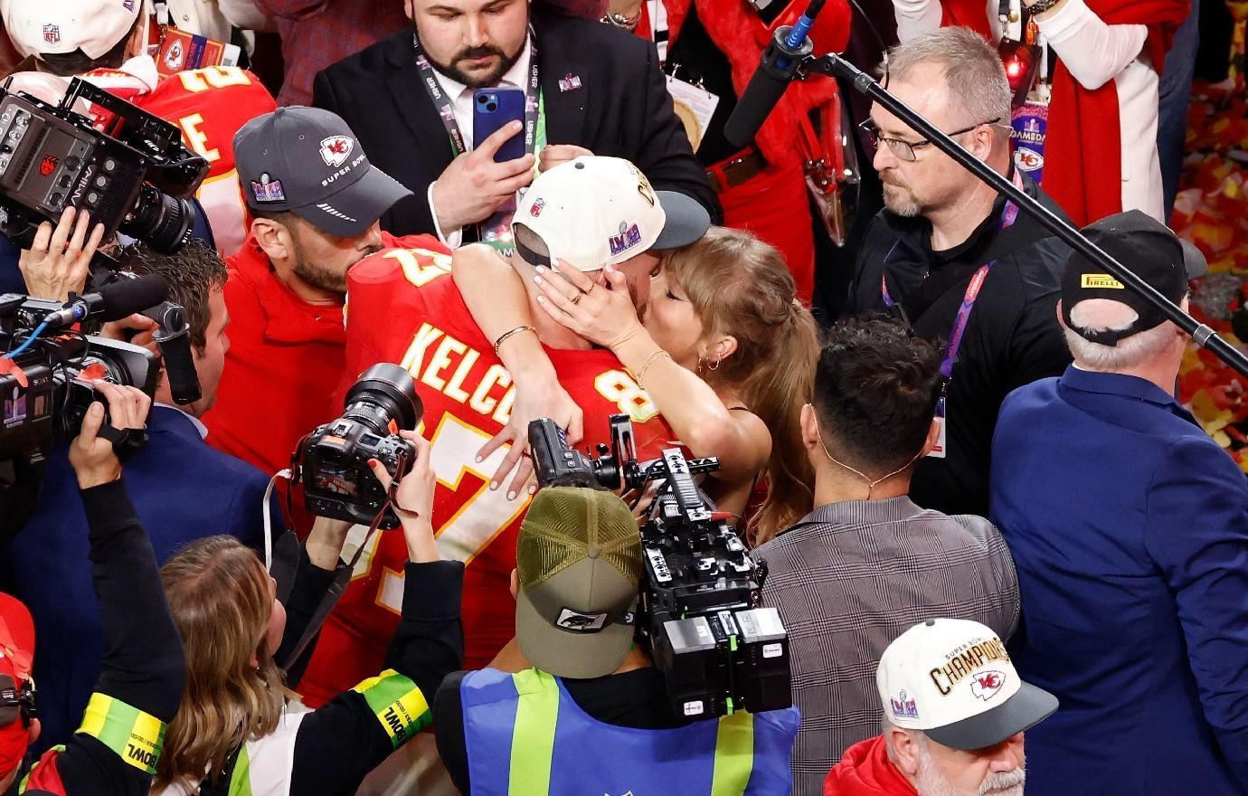 travis kelce brags never dry spell bedroom taylor swift romance