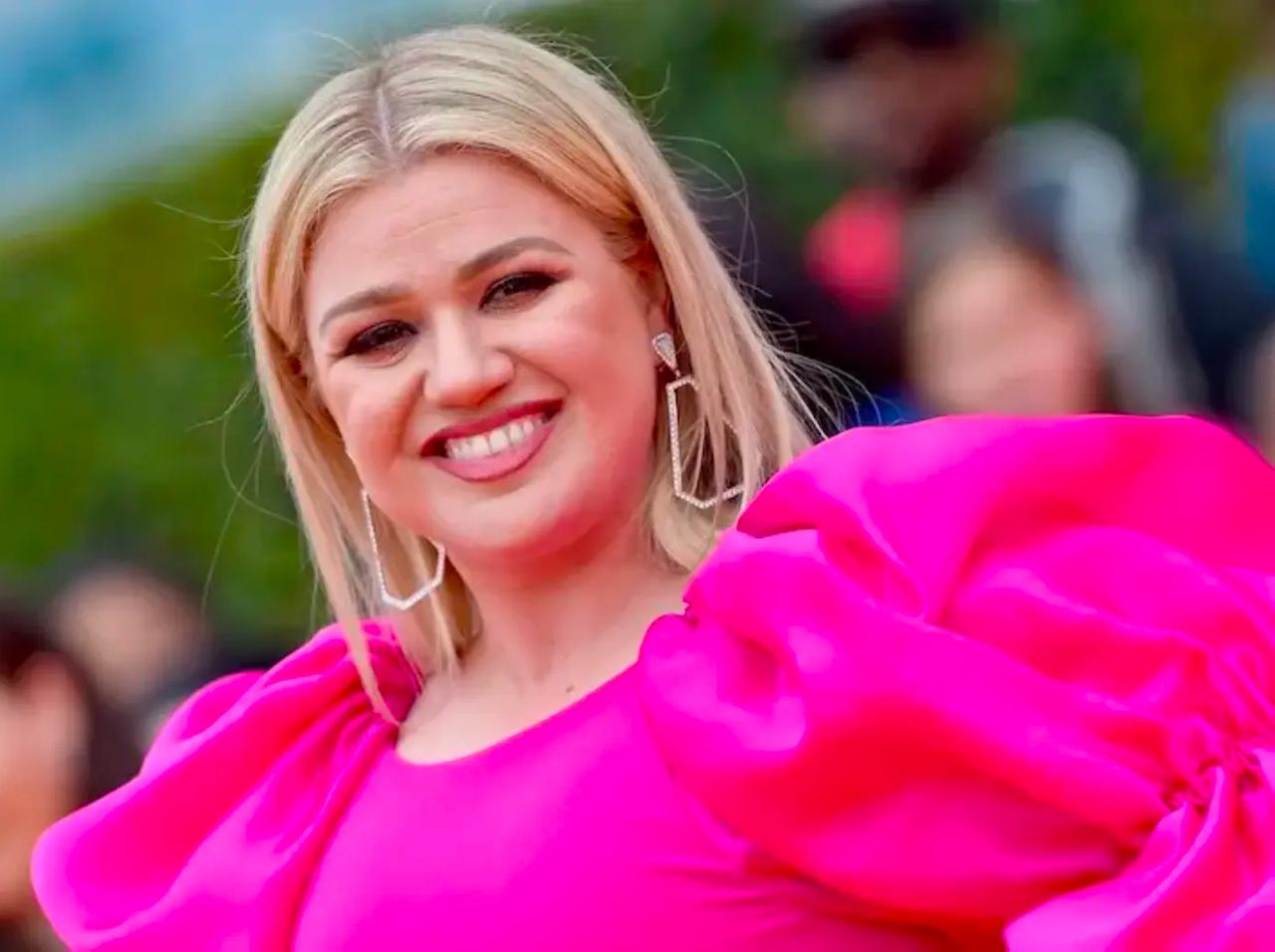 Kelly Clarkson Changes Lyrics To Shade Ex Brandon Blackstock: Watch