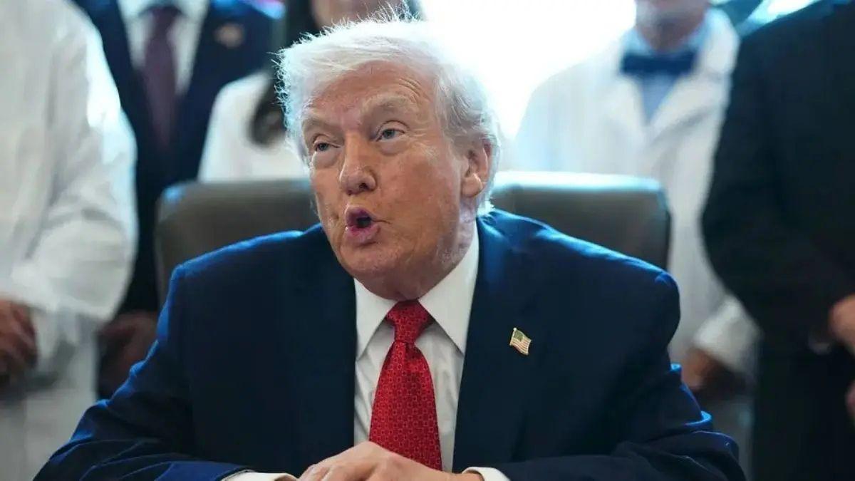 Photo of Donald Trump claimed that his bruises were due to him taking a higher dose of aspirin.