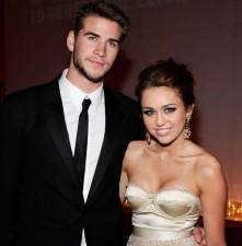 2010__03__miley_cyrus_liam_hemsworth_march8z 221×225.jpg