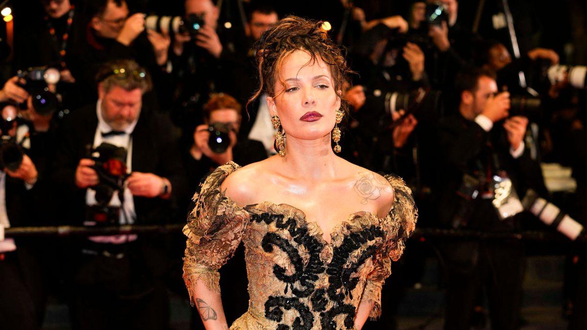 Image of Halsey pushed back against a music critic’s review.
