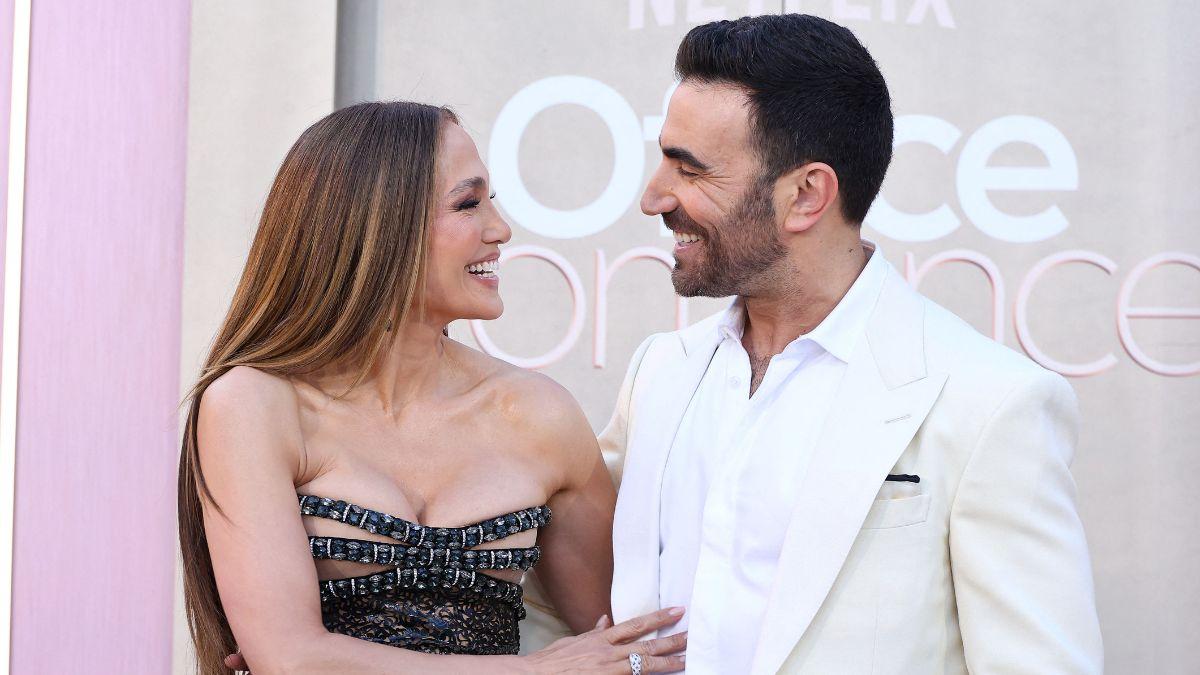 Image of J.Lo and Brett Goldstein are not dating.