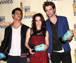 2010__05__Taylor_Lautner_Kristen_Stewart_Robert_Pattinson_May24newsne 300×247.jpg