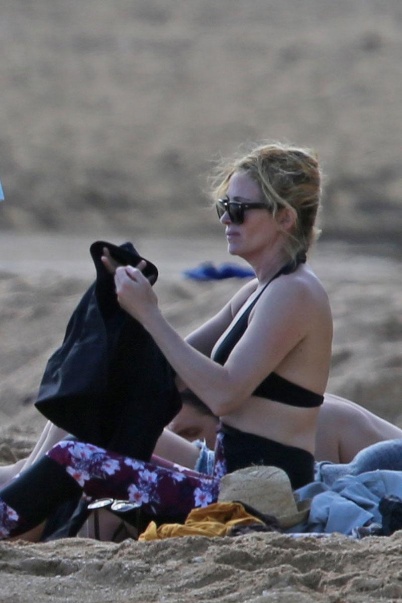 Julia roberts bikini body danny moder beach hawaii 02