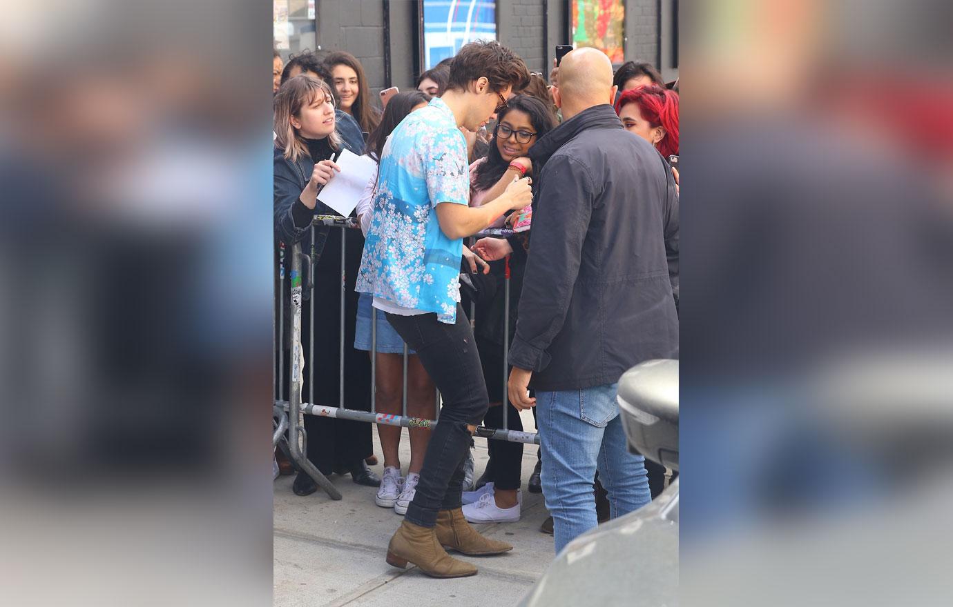 Harry Styles Crushes Fan In World Tour Promo