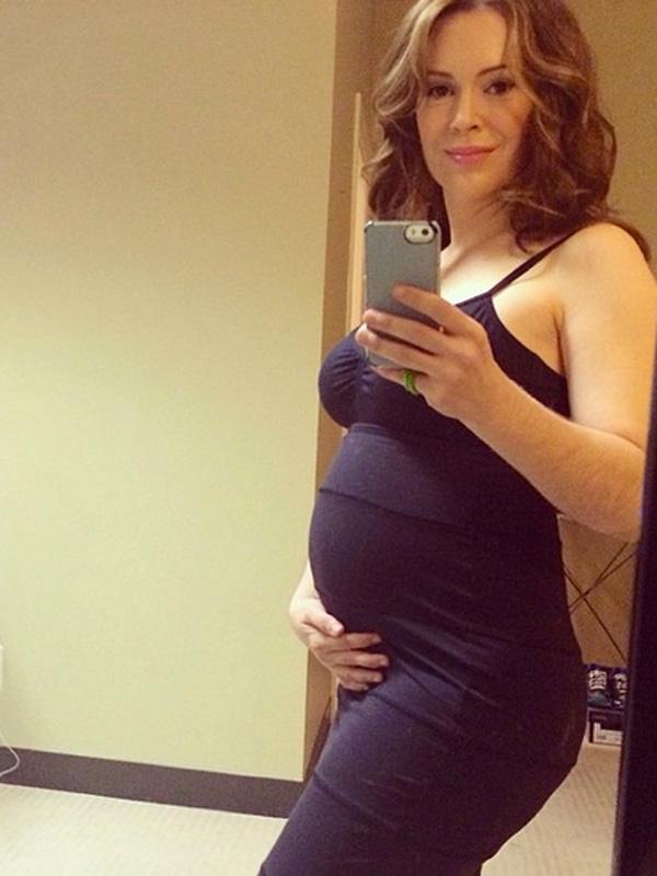 Alyssa milano pregnancy selfie