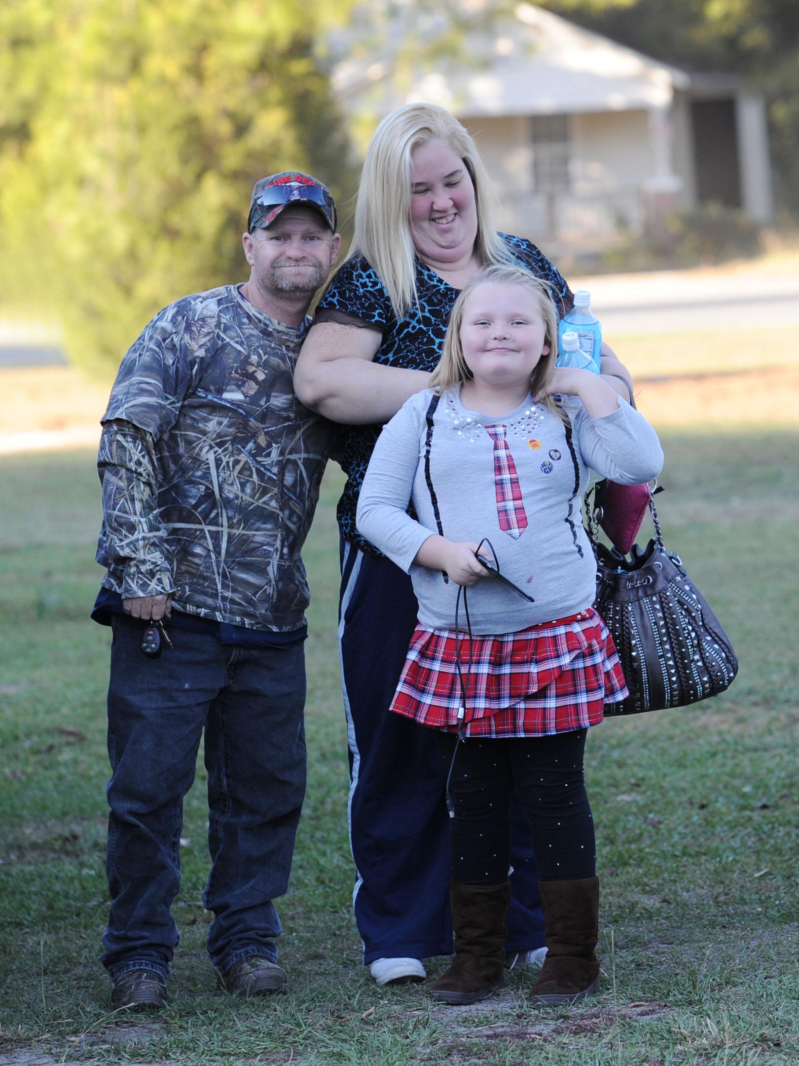 EXCLUSIVE: ***PREMIUM EXCLUSIVE*** Mama June and Honey Boo Boo return home with the family after getting haircuts in GA