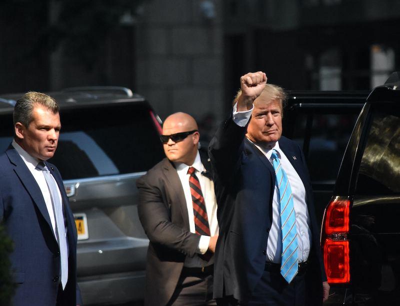 donald trump waving invisible crowd