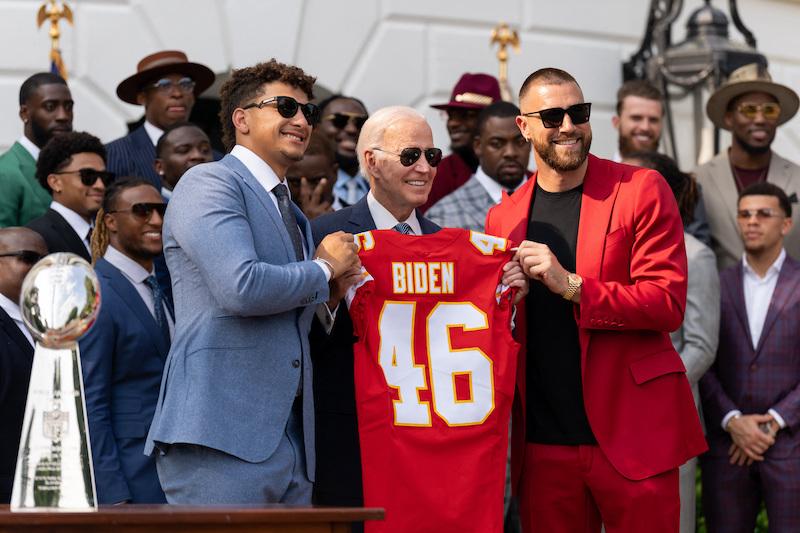 How Travis Kelce picks game-day outfits after being roasted for Taylor  Swift's 'curtains' 