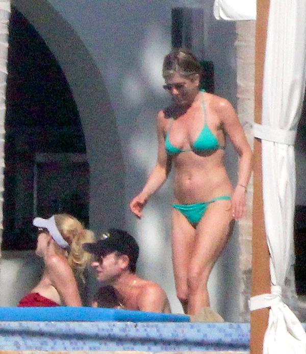 Jennifer Aniston and Courteney Cox show off their amazing bodies, while accompanied by Justin Theroux, Howard Stern and pals on their New Year&#8217;s holiday in Los Cabos, Mexico