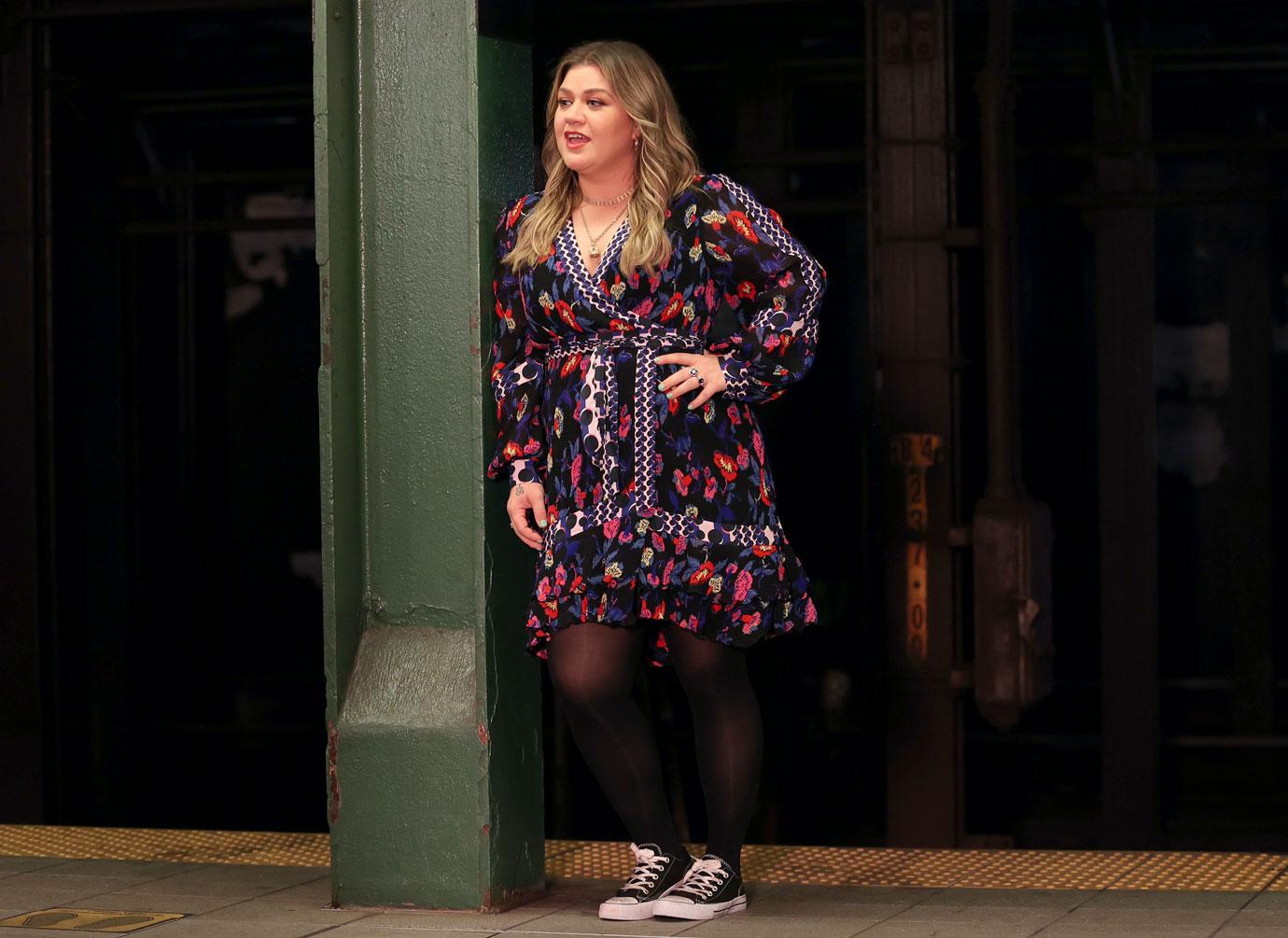 kelly clarkson is seen filming a music video