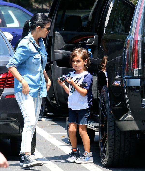 Kourtney kardashian kids outing2