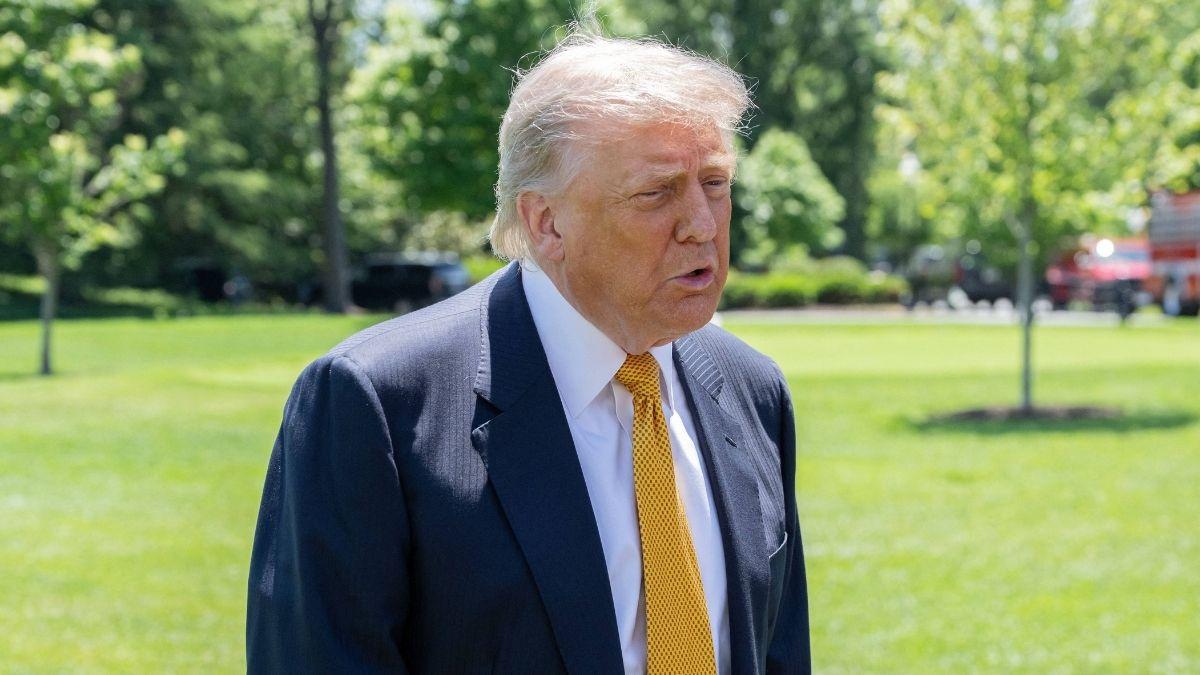 Image of James Austin Johnson’s Donald Trump faced the ghost of Jeffrey Epstein.