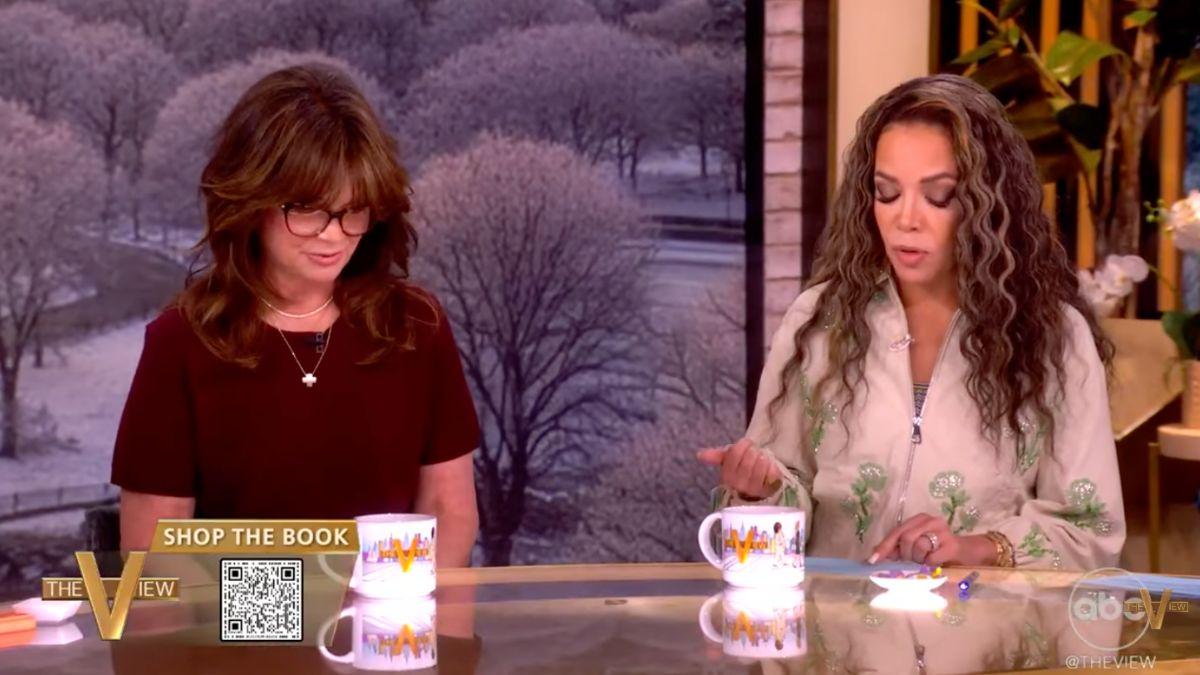 Photo of Sunny Hostin praised Valerie Bertinelli's memoir, saying it 'will change lives.'