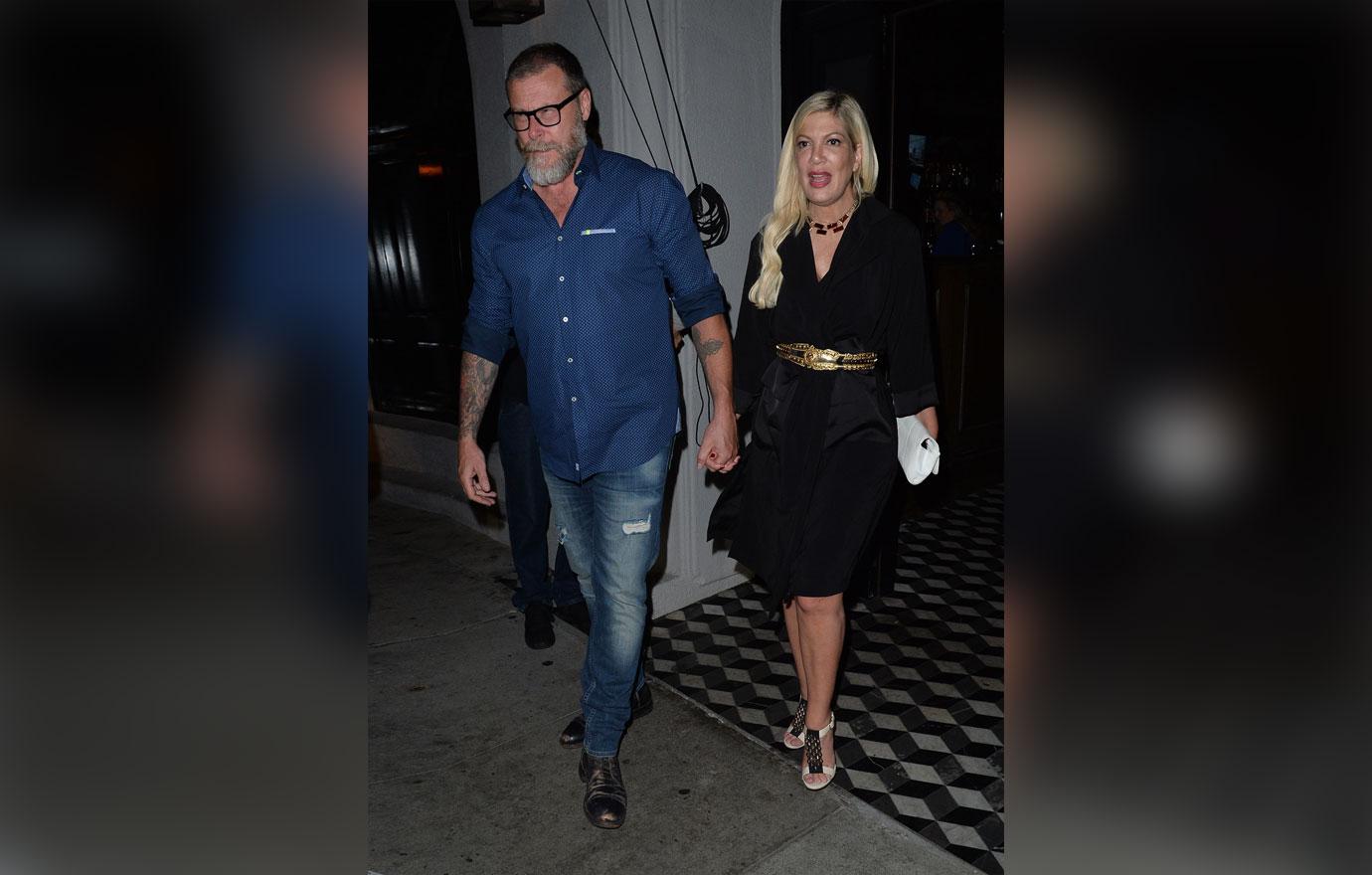 tori spelling shows off bombshell body plunging black dress dean mcdermott marital woes