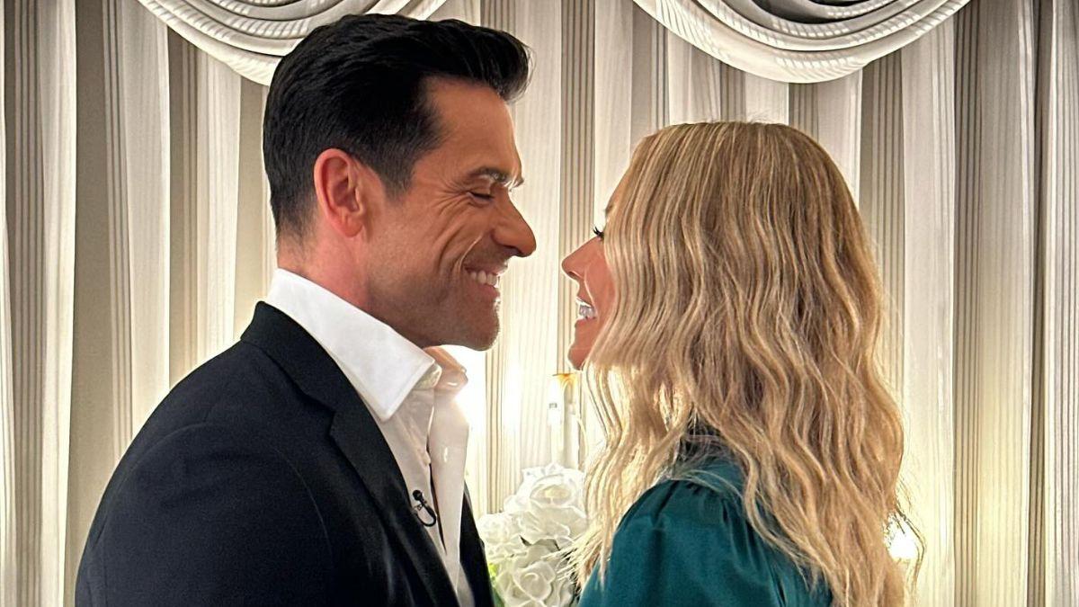 Image of Kelly Ripa admitted she and Mark Consuelos 'aggressively kiss.'