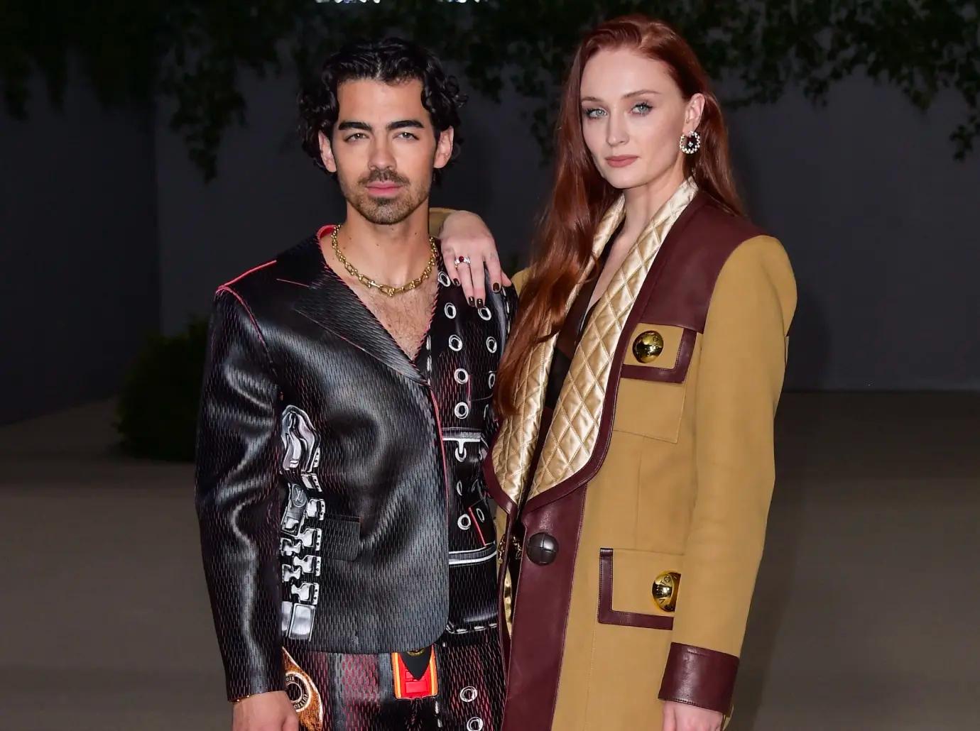 sophie turner joe jonas falling apart london christmas