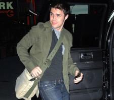 2009__11__fp_kris_allenmainhoriz 225×197.jpg