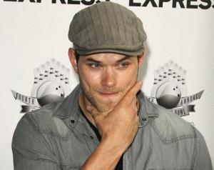 2010__07__Kellan_Lutz_July16_main 300×238.jpg