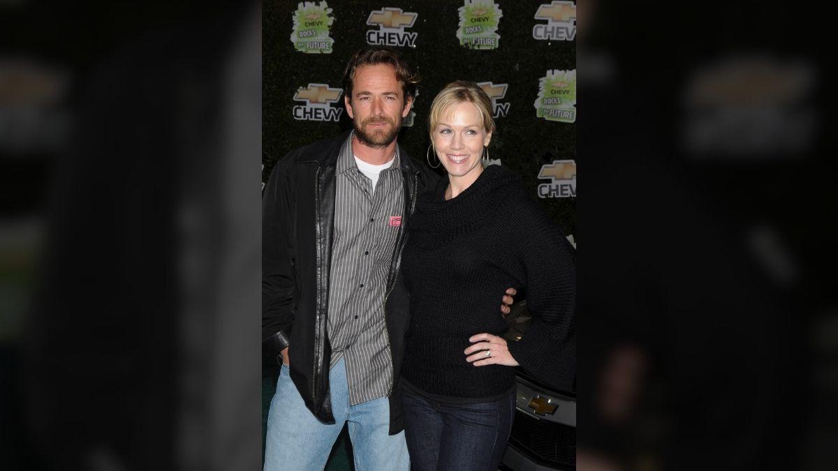 Photo of Jennie Garth and Luke Perry played onscreen love interests on 'Beverly Hills, 90210.'