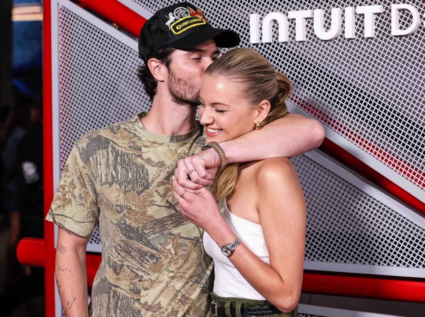 kelsea ballerini praises boyfriend chase stokes ex madelyn cline so hot