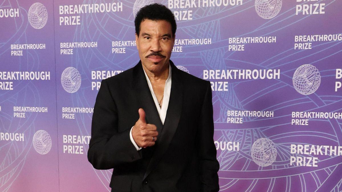 Lionel Richie Hospitalized After Falling Ill, Exiting Stage Mid-Concert