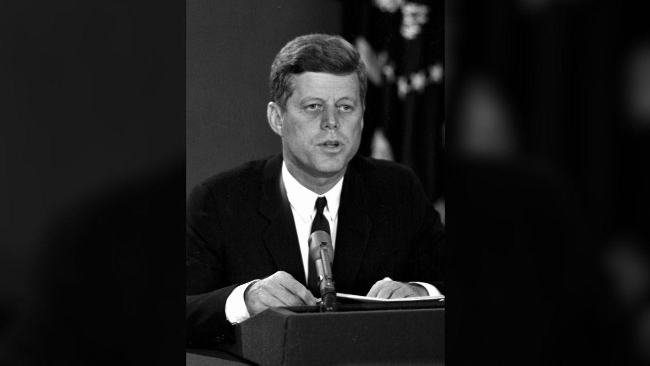 image of Seymour Hersh also reported claims about John F. Kennedy's alleged nude photographs in his 1997 book.