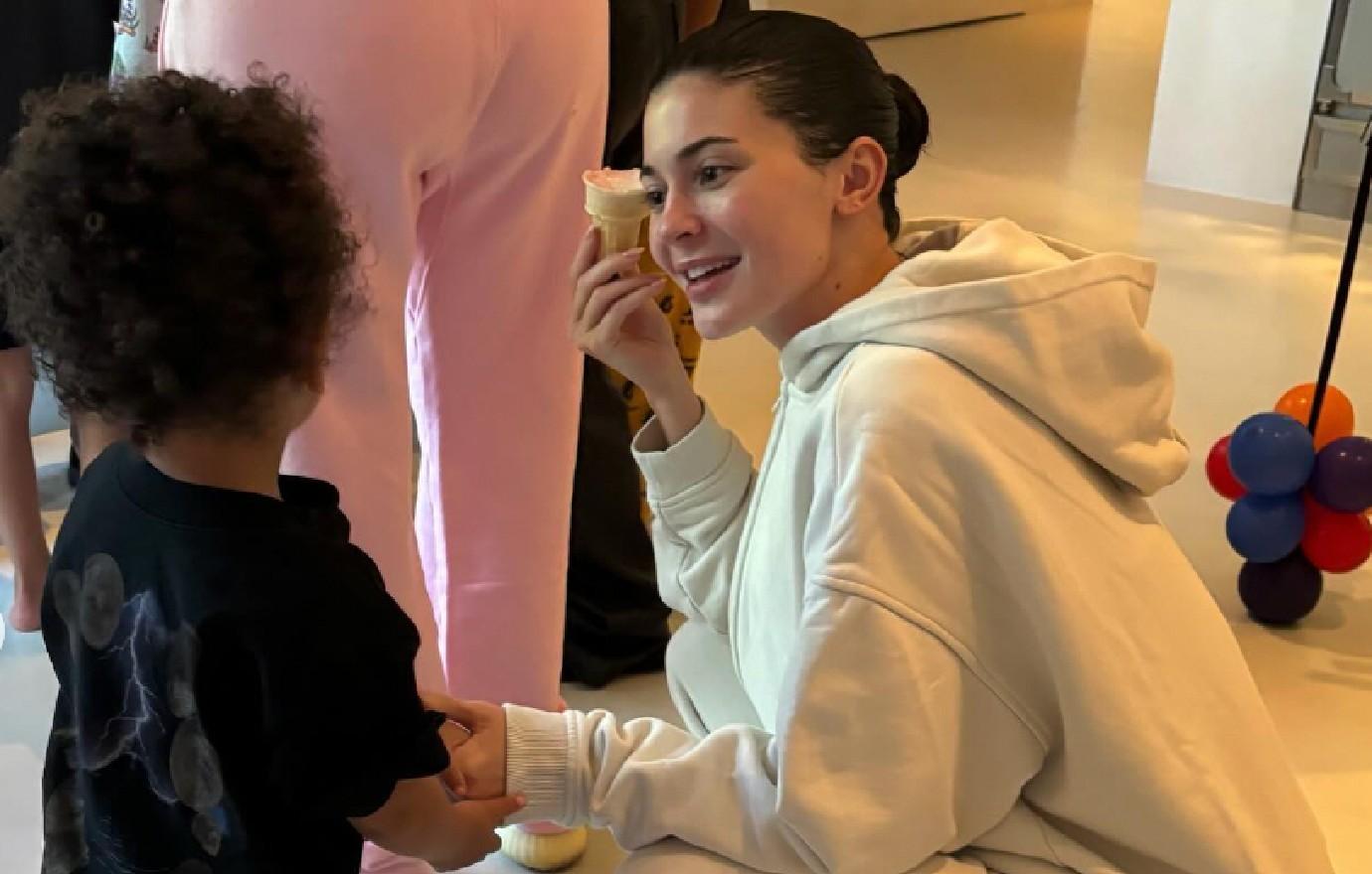 kylie jenner praised cute makeup free photo alongside son aire