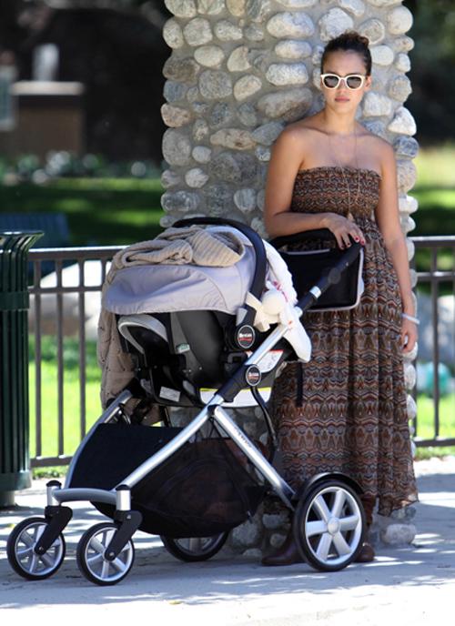 2011__10__jessica alba baby 10092011B_ _1.jpg