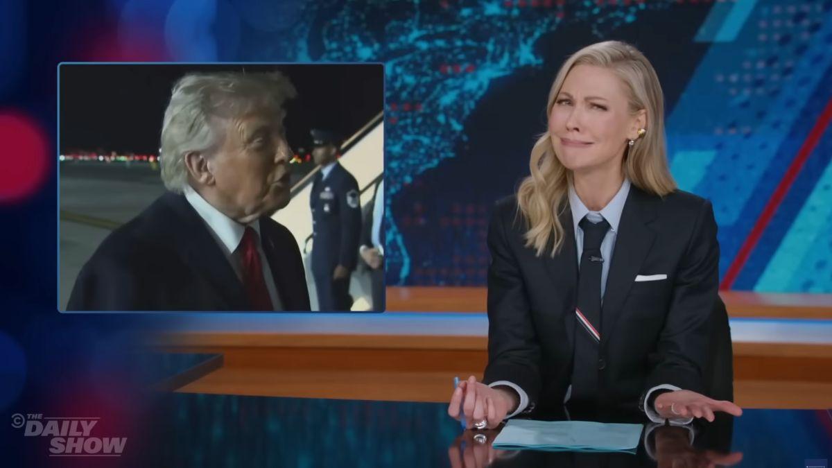Image of Desi Lydic roasted the crowd’s reaction.
