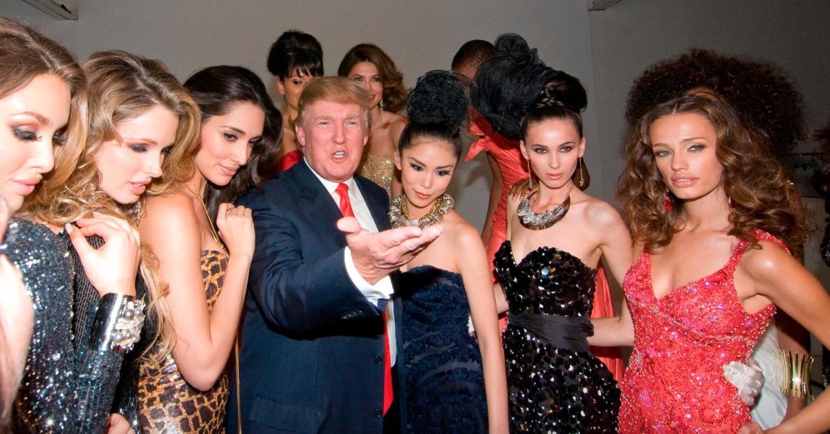 Image of Jeffrey Epstein offered a reporter photos of Donald Trump posing with 'girls in bikinis.'